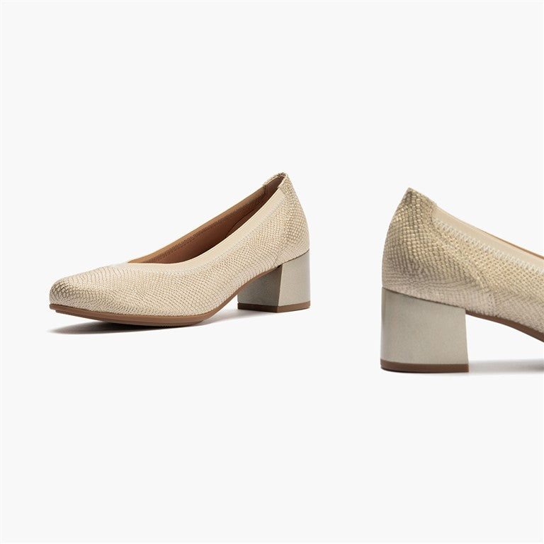 Zapato salón con ribete elástico y tacón medio, con grabado fantasía Oro