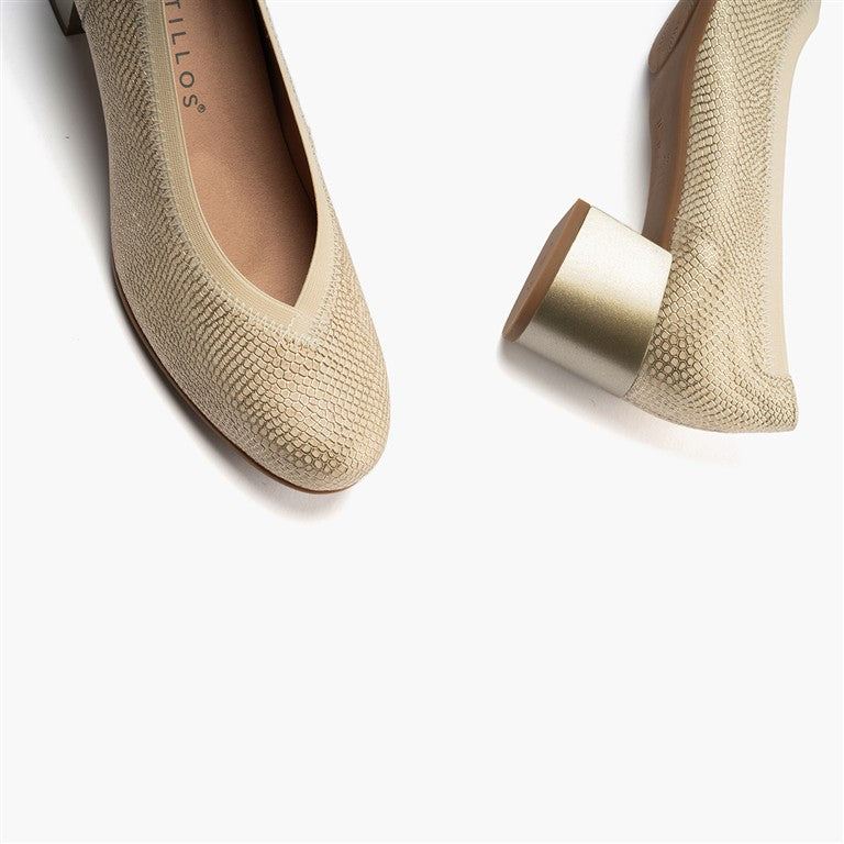 Zapato salón con ribete elástico y tacón medio, con grabado fantasía Oro