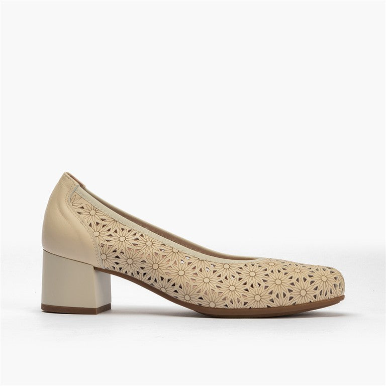 Zapato salón con tacón medio, en piel napa perforada Crema