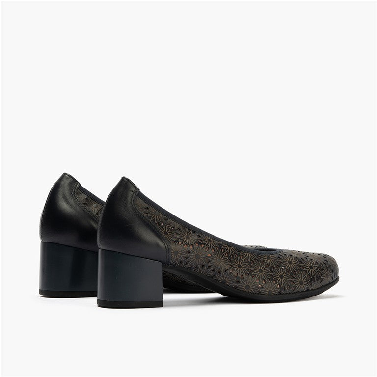 Zapato salón con tacón medio, en piel napa perforada Marino