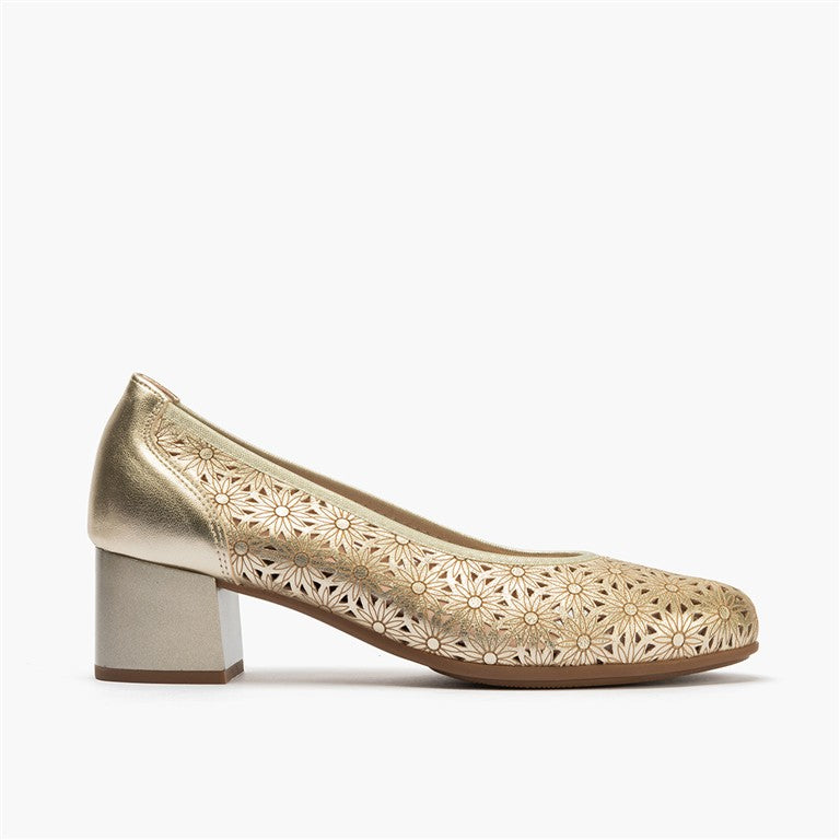 Zapato salón con tacón medio, en piel fantasía perforada Oro