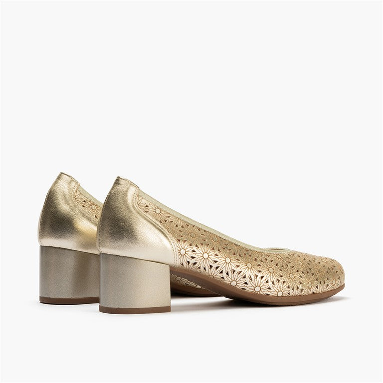 Zapato salón con tacón medio, en piel fantasía perforada Oro