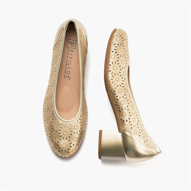 Zapato salón con tacón medio, en piel fantasía perforada Oro