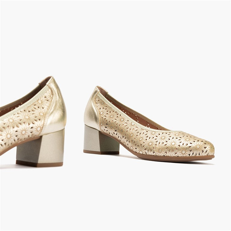 Zapato salón con tacón medio, en piel fantasía perforada Oro