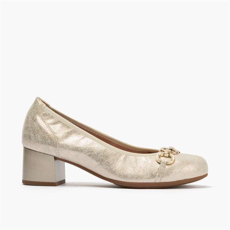 Zapato salón con tacón medio y adorno, en piel brillante Oro