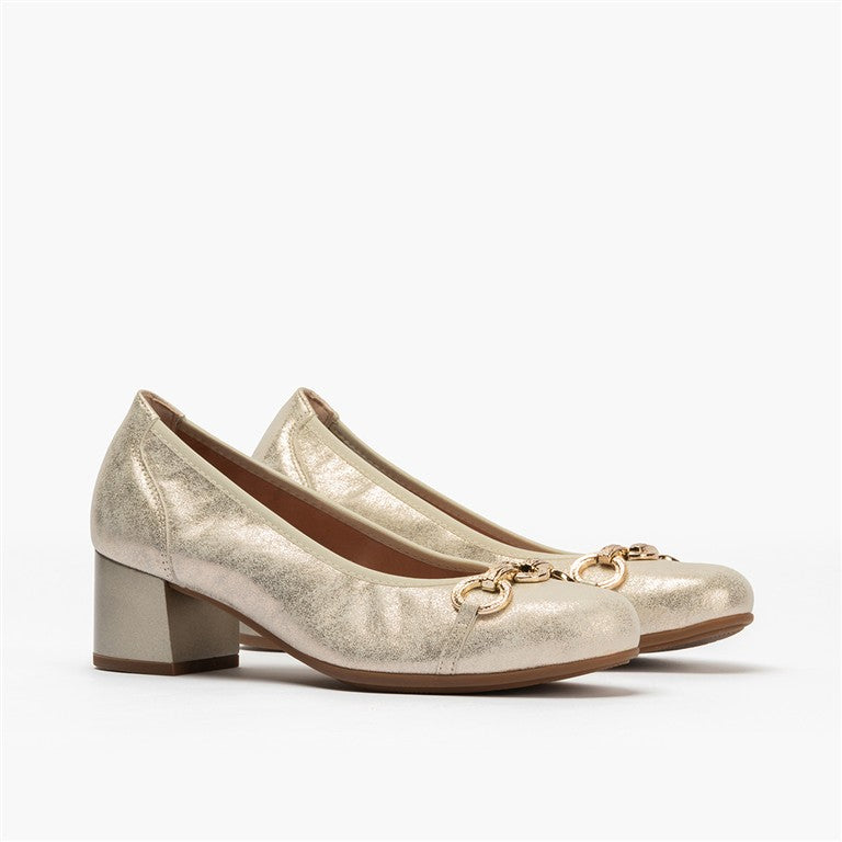 Zapato salón con tacón medio y adorno, en piel brillante Oro