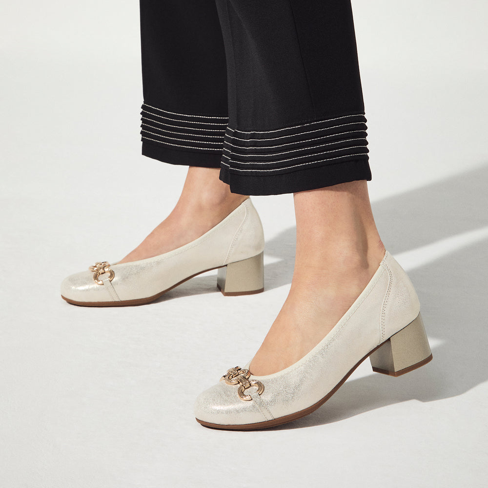 Zapato salón con tacón medio y adorno, en piel brillante Oro