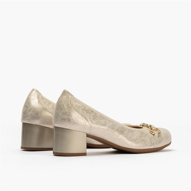 Zapato salón con tacón medio y adorno, en piel brillante Oro