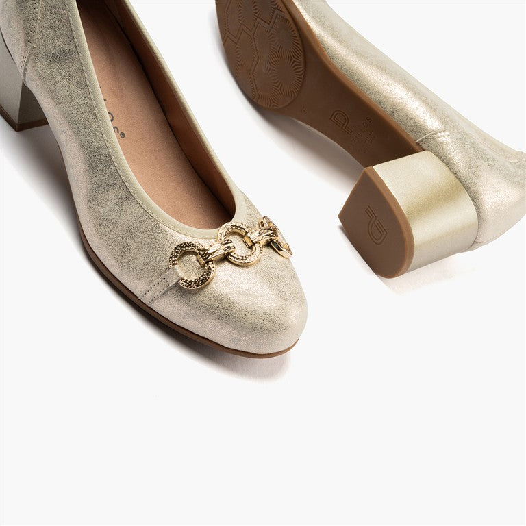 Zapato salón con tacón medio y adorno, en piel brillante Oro