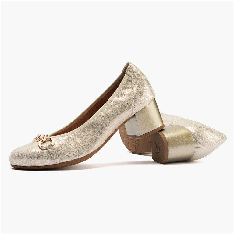 Zapato salón con tacón medio y adorno, en piel brillante Oro