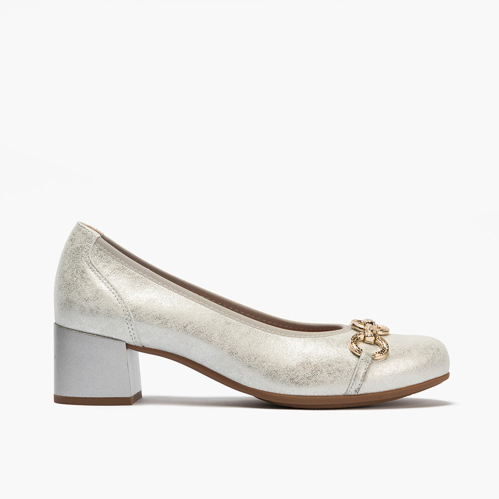 Zapato salón con tacón medio y adorno, en piel brillante Plata