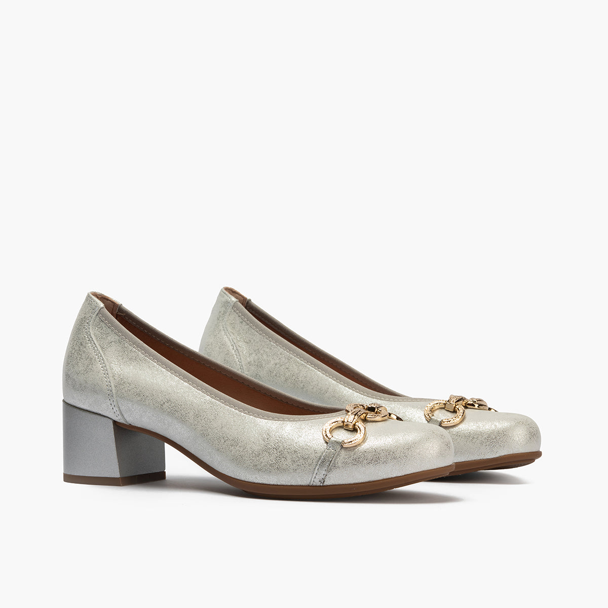 Zapato salón con tacón medio y adorno, en piel brillante Plata