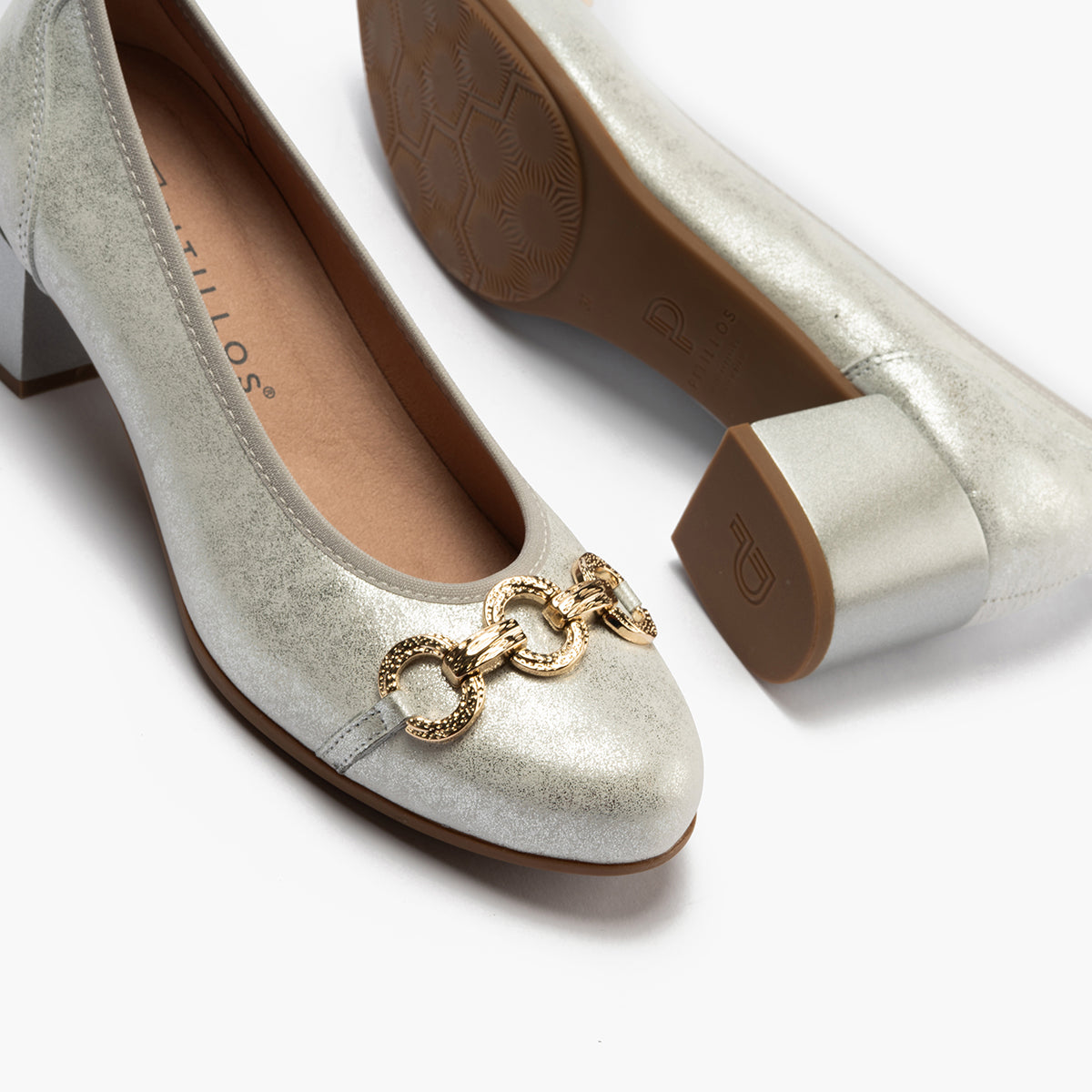Zapato salón con tacón medio y adorno, en piel brillante Plata