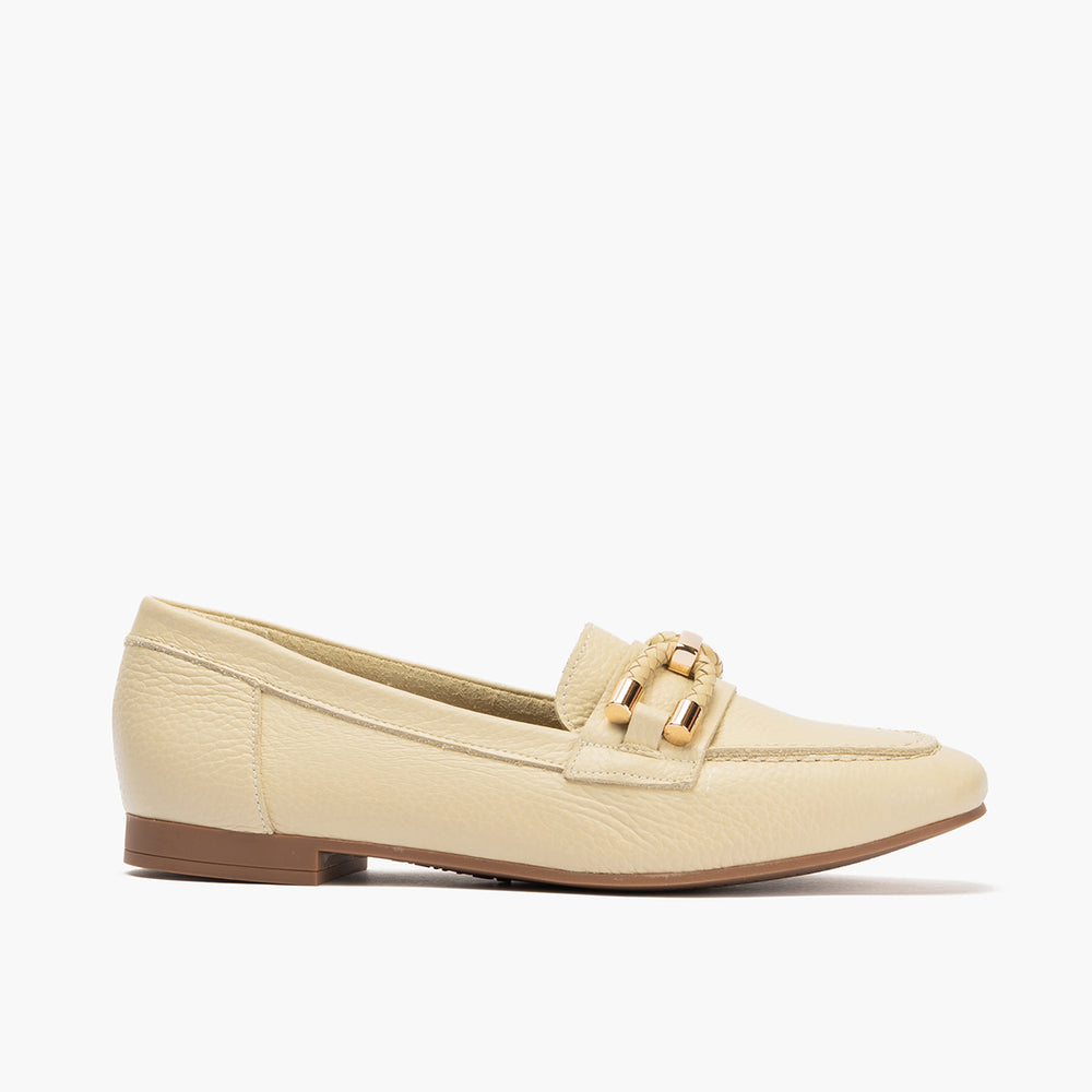 Mocasín plano en piel napa bombeada, con adorno Crema