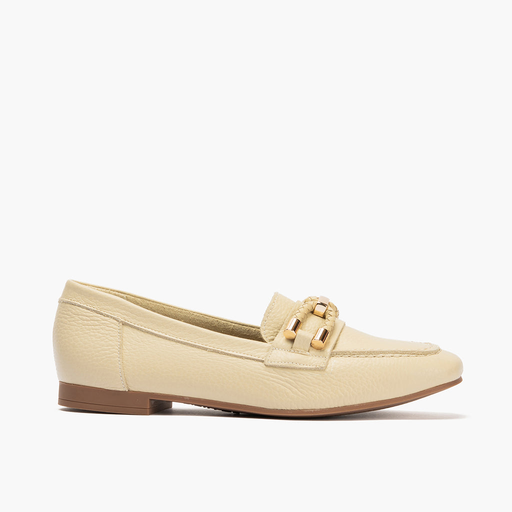 Mocasín plano en piel napa bombeada, con adorno Crema