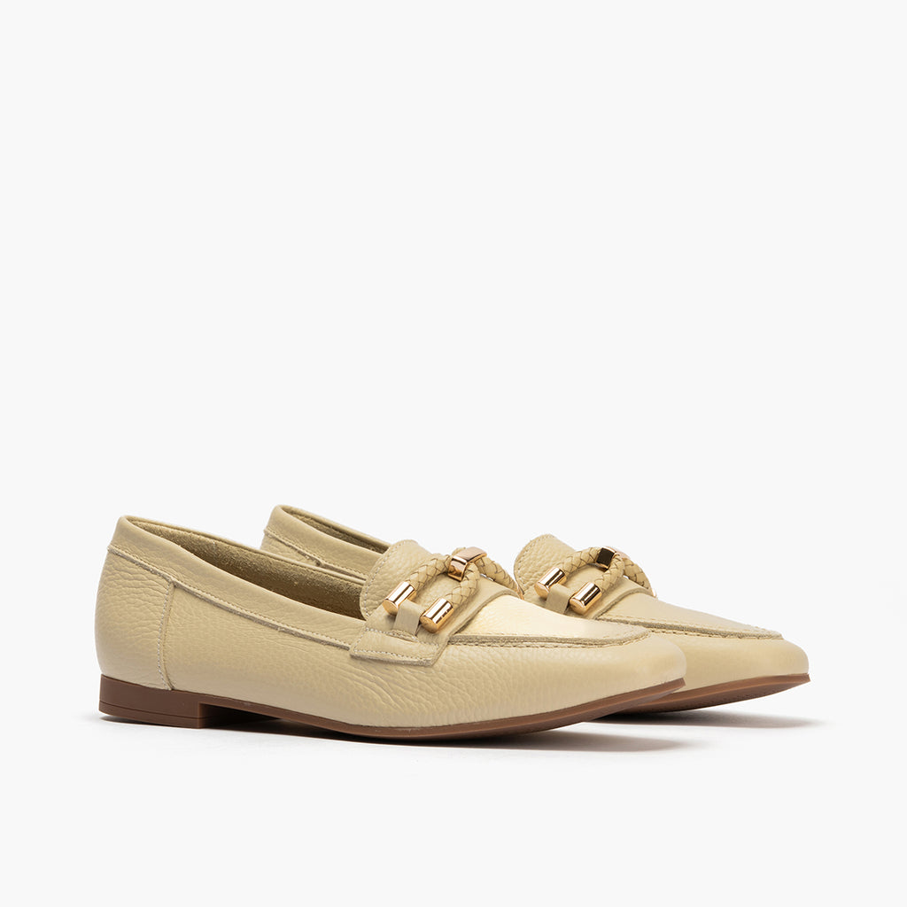 Mocasín plano en piel napa bombeada, con adorno Crema