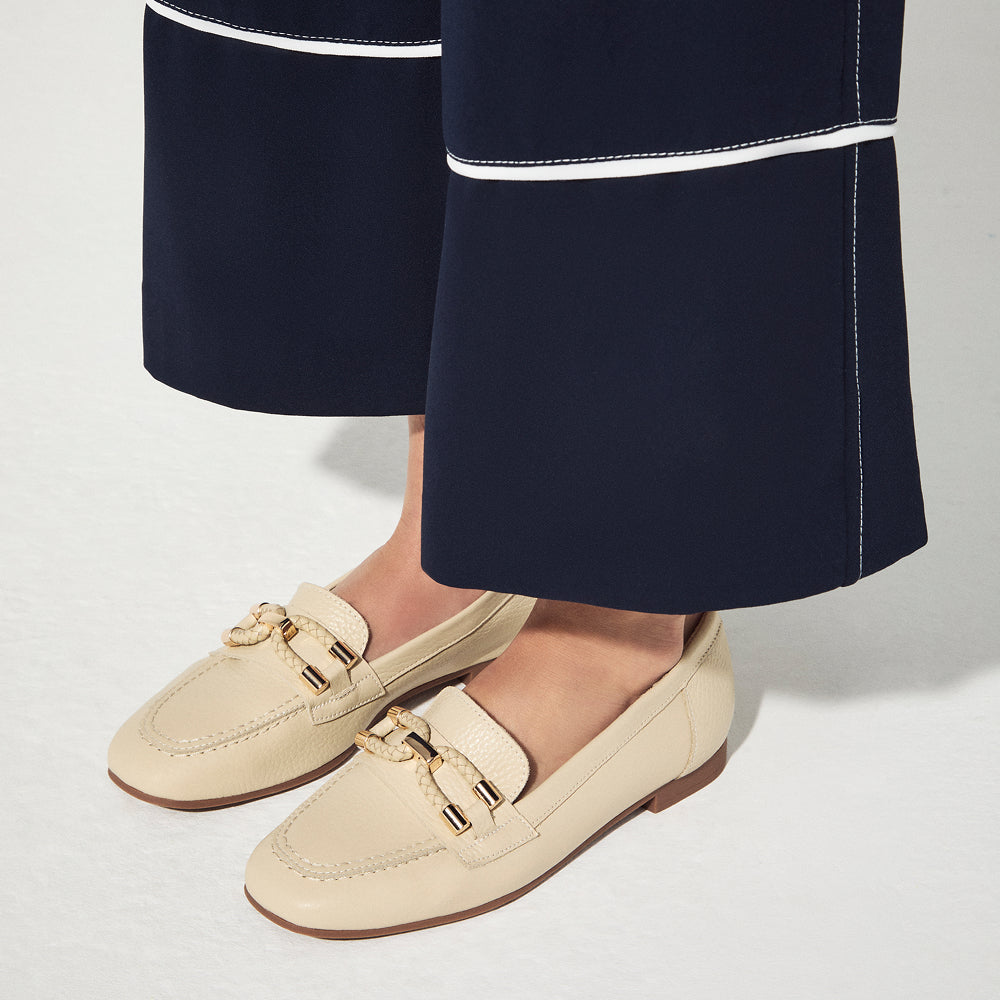 Mocasín plano en piel napa bombeada, con adorno Crema