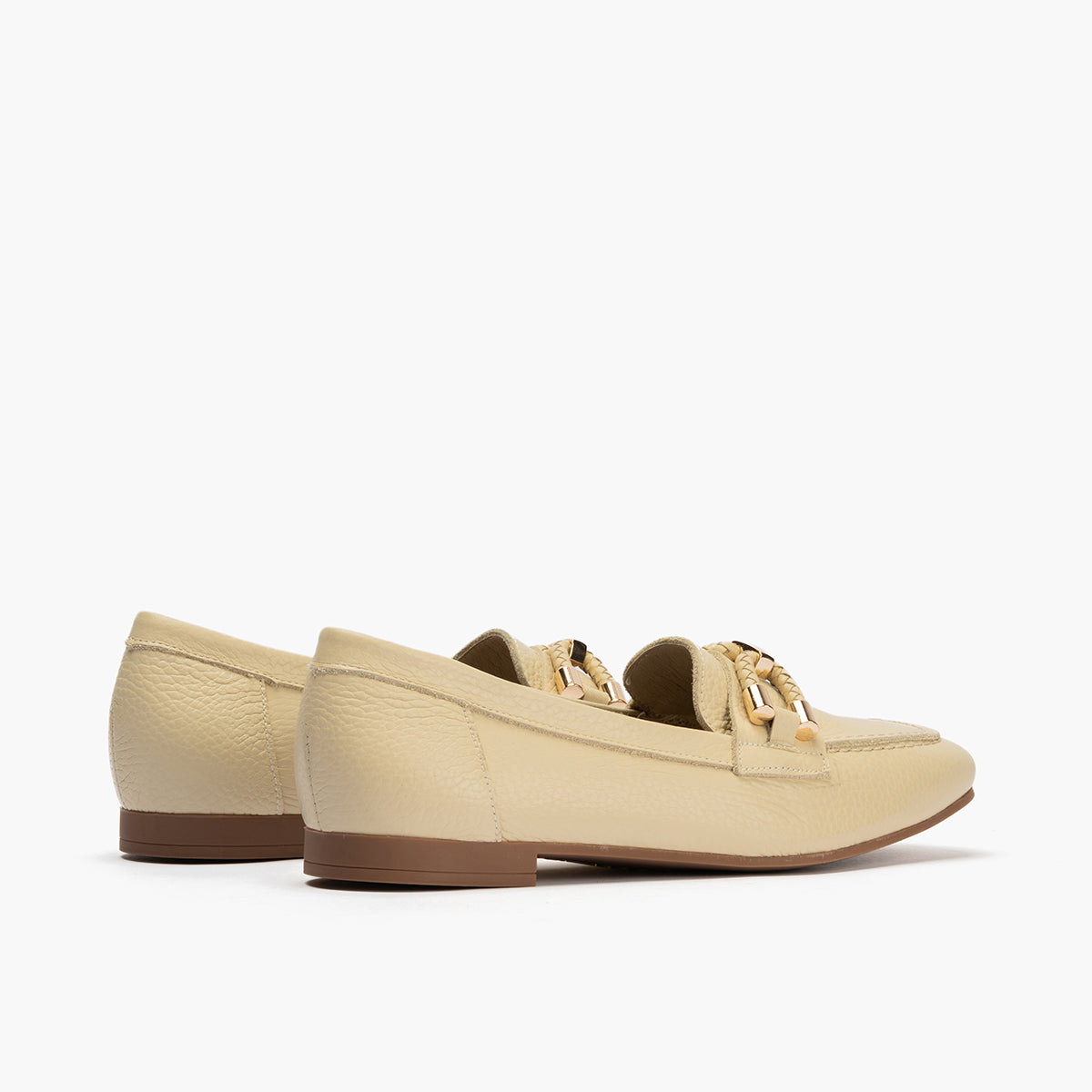 Mocasín plano en piel napa bombeada, con adorno Crema