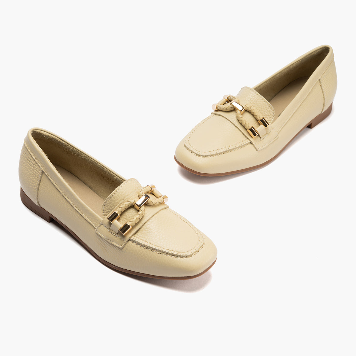 Mocasín plano en piel napa bombeada, con adorno Crema