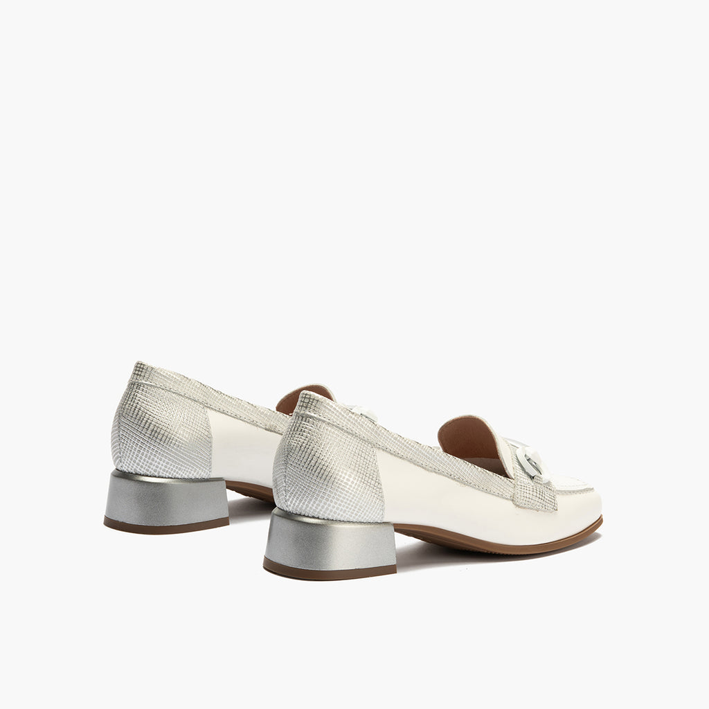 Mocasín con tacón bajo y adorno, con punta cuadrada Blanco
