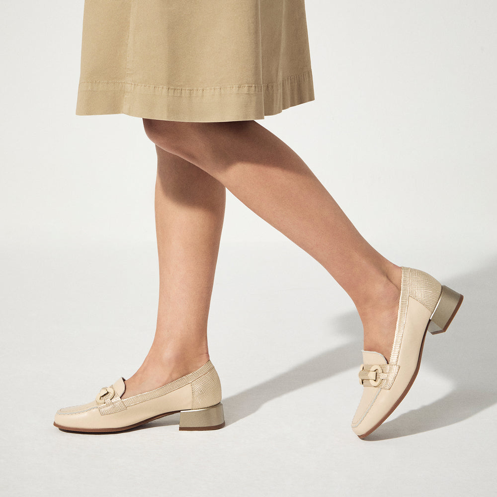 Mocasín con tacón bajo y adorno, con punta cuadrada Crema