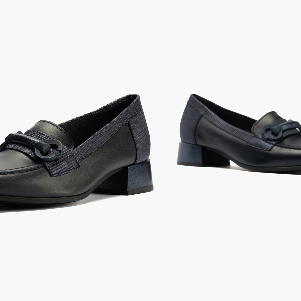 Mocasín con tacón bajo y adorno, con punta cuadrada Marino