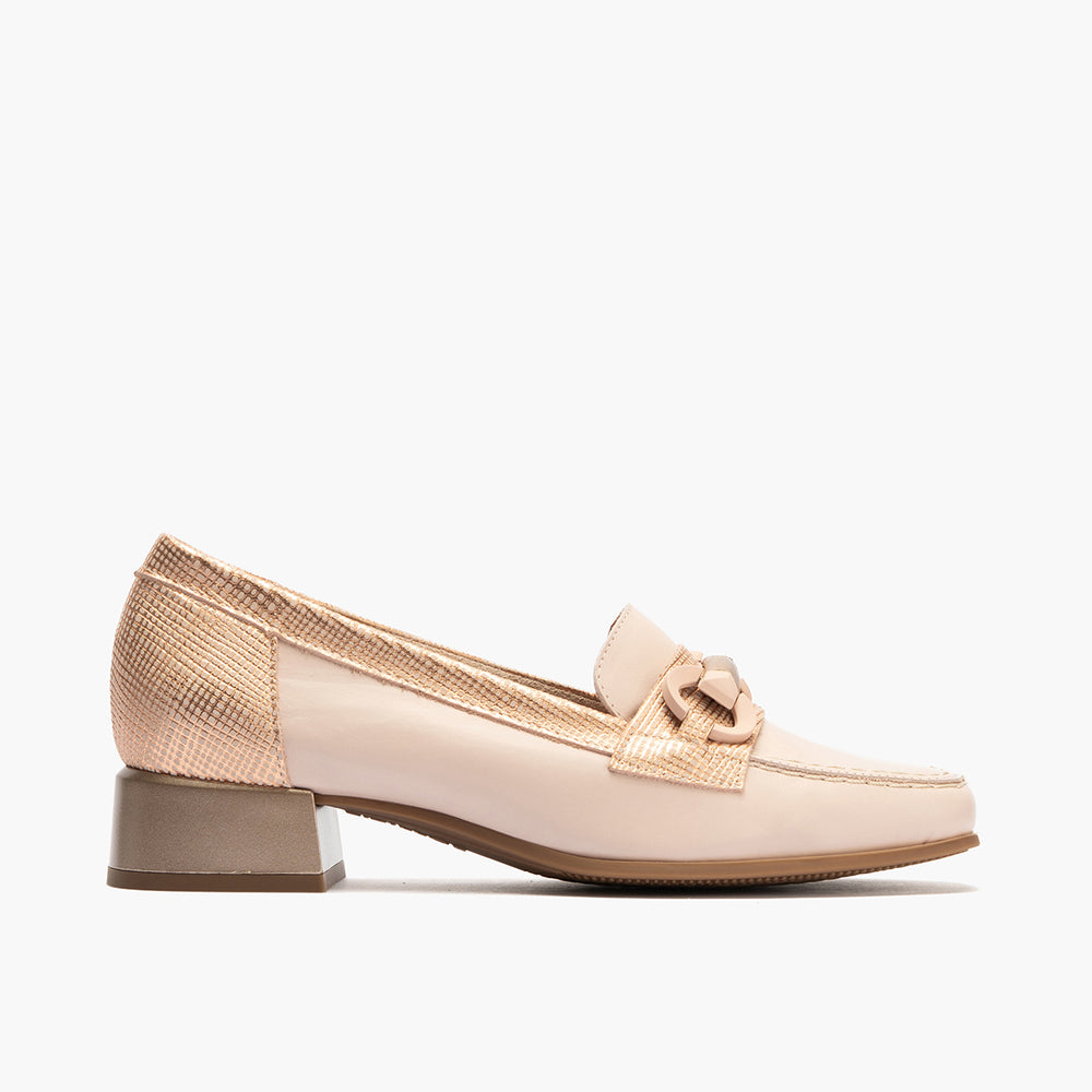 Mocasín con tacón bajo y adorno, con punta cuadrada Nude