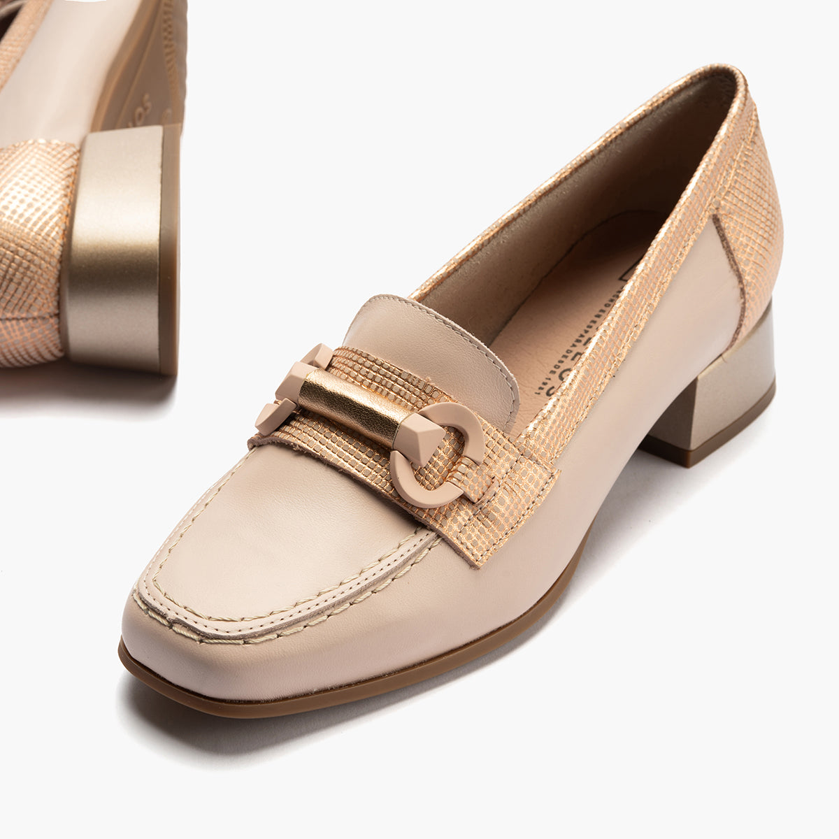 Mocasín con tacón bajo y adorno, con punta cuadrada Nude