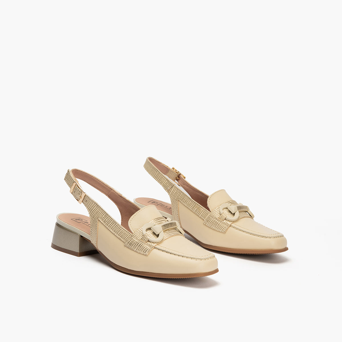 Mocasín destalonado con tacón bajo y adorno, con punta cuadrada Crema