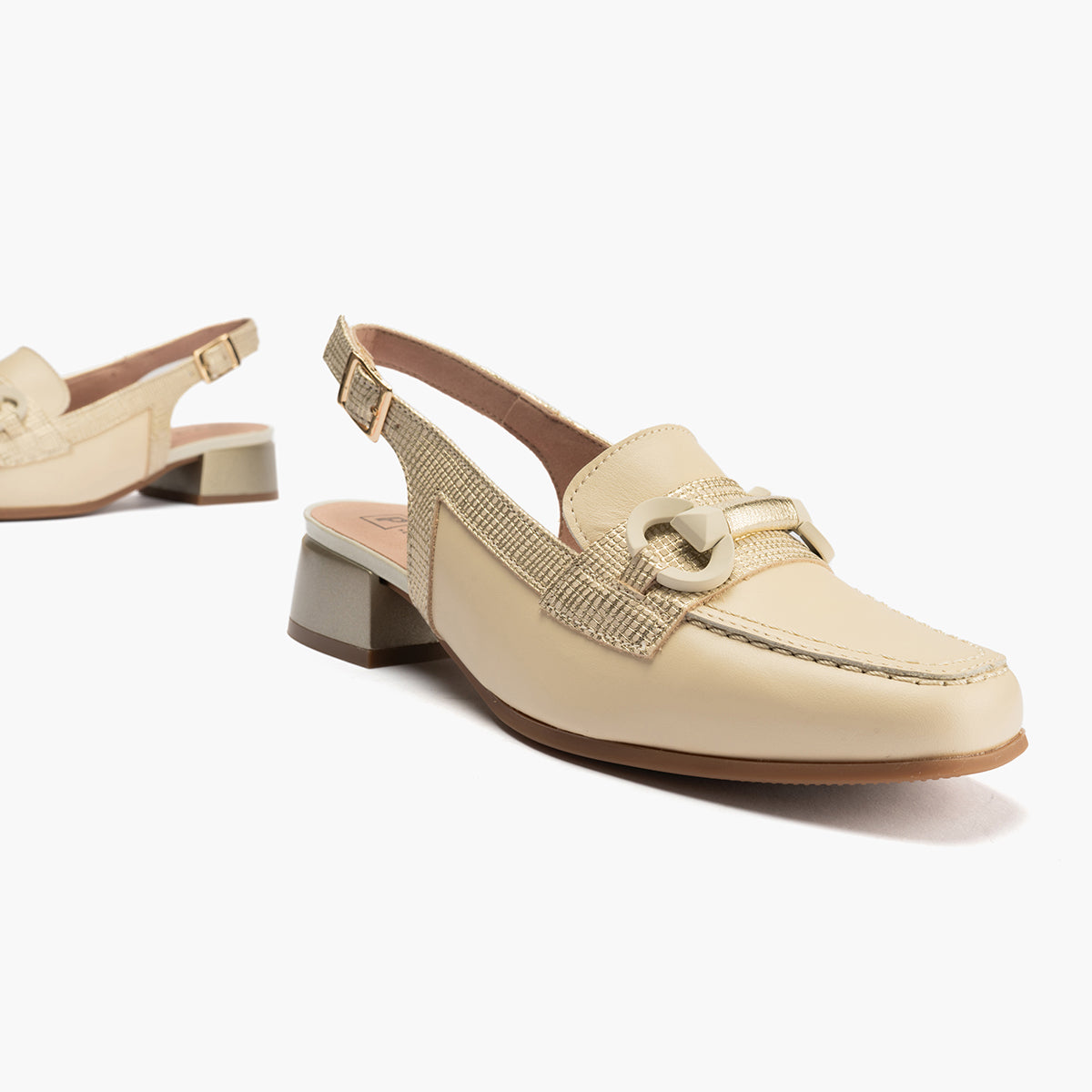 Mocasín destalonado con tacón bajo y adorno, con punta cuadrada Crema