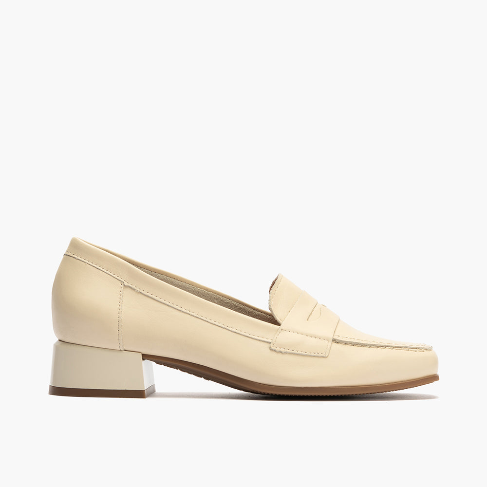 Mocasín con tacón bajo y antifaz, con punta cuadrada Crema