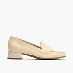 Mocasín con tacón bajo y antifaz, con punta cuadrada Crema