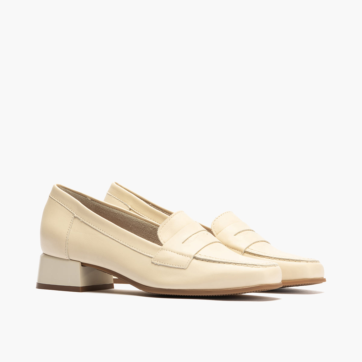Mocasín con tacón bajo y antifaz, con punta cuadrada Crema