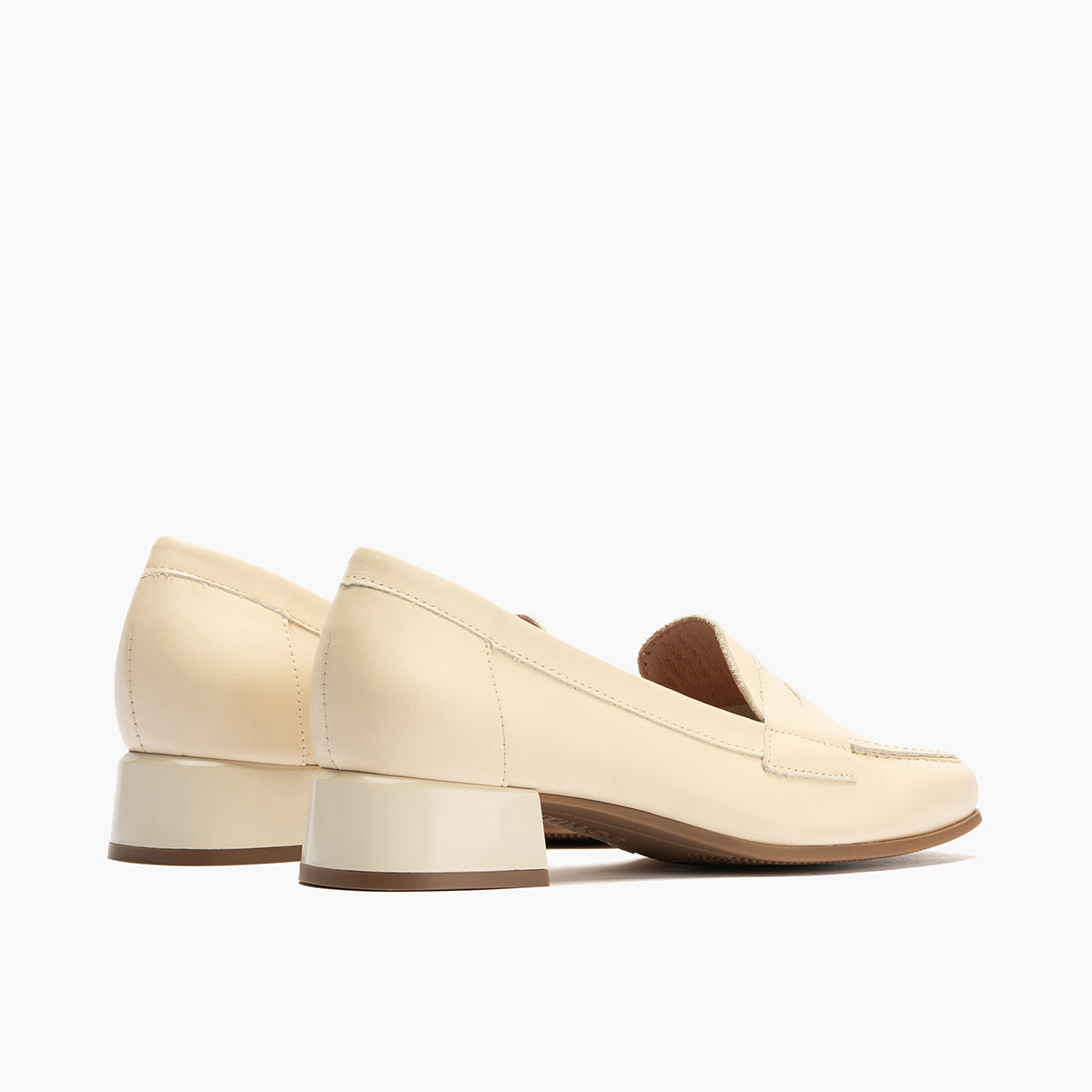 Mocasín con tacón bajo y antifaz, con punta cuadrada Crema