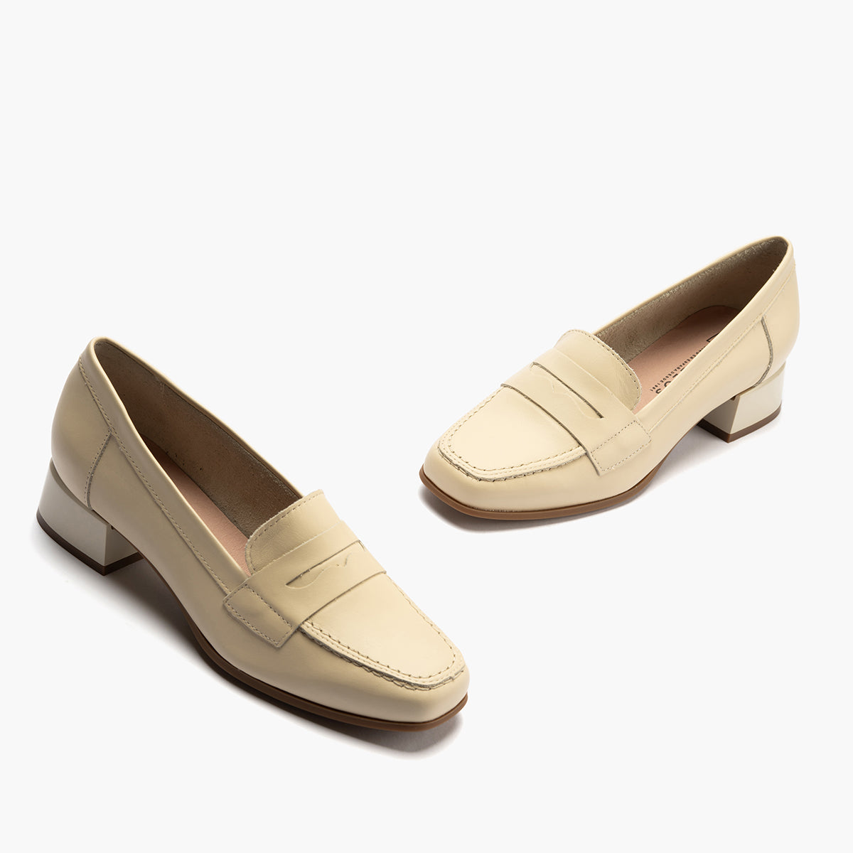 Mocasín con tacón bajo y antifaz, con punta cuadrada Crema