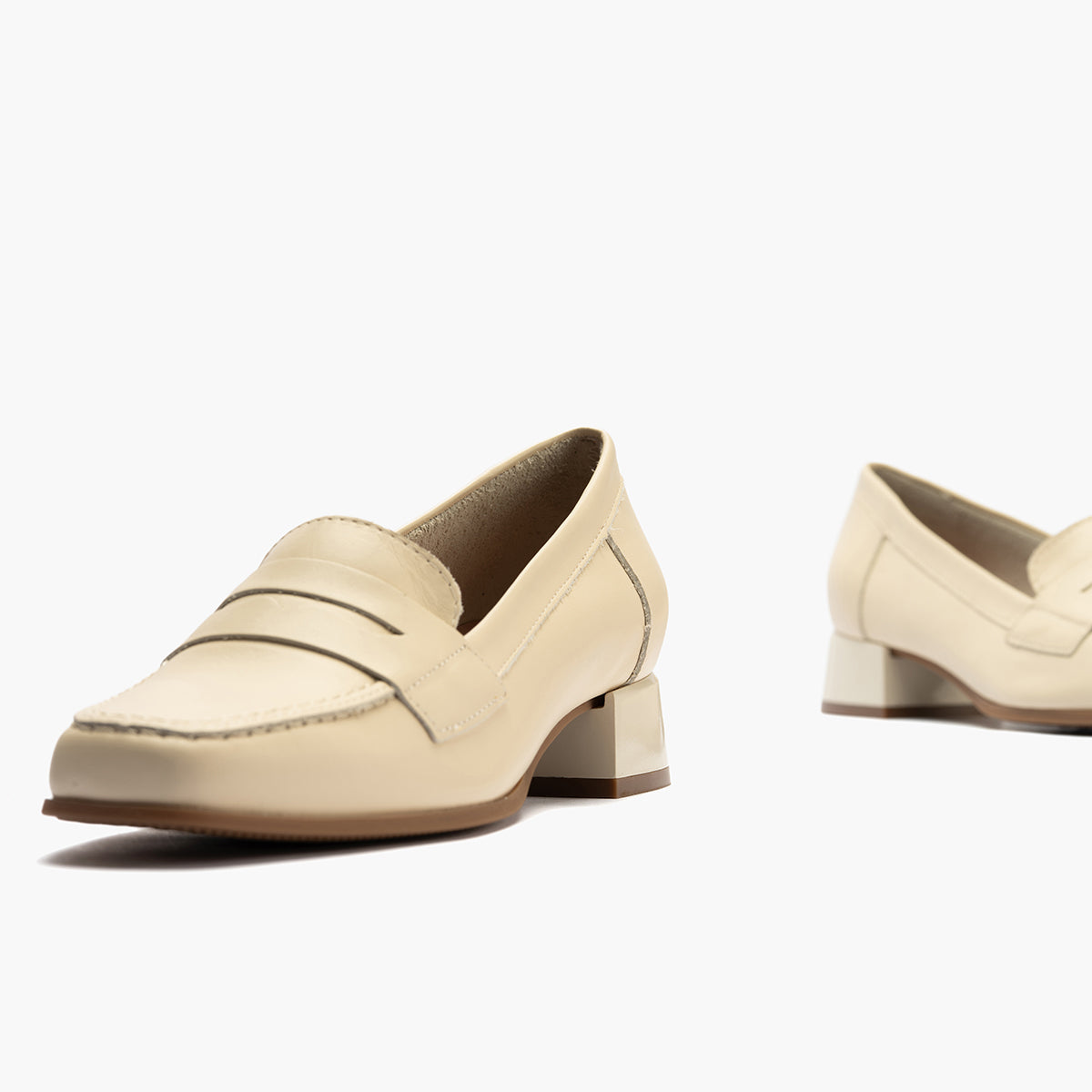 Mocasín con tacón bajo y antifaz, con punta cuadrada Crema