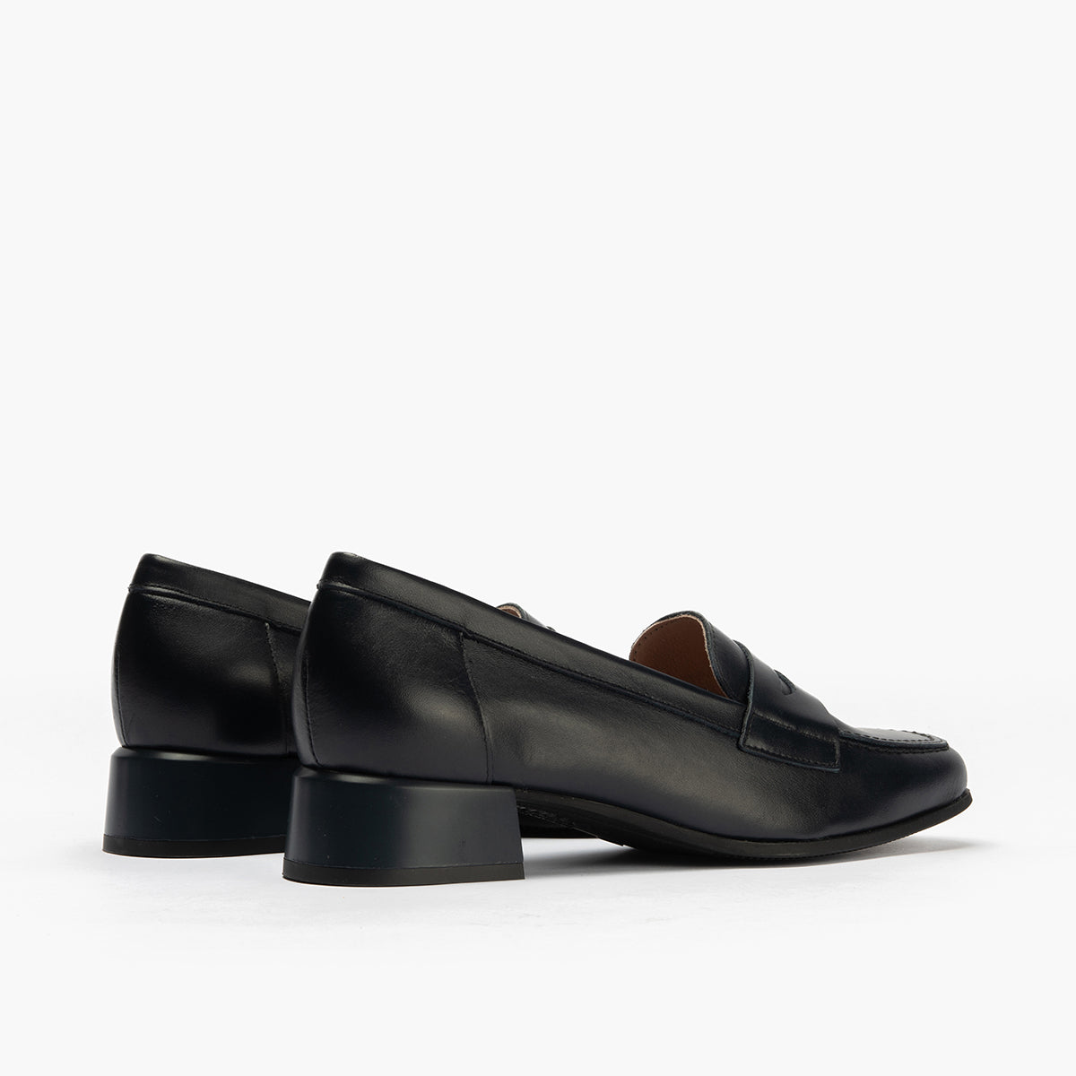 Mocasín con tacón bajo y antifaz, con punta cuadrada Marino