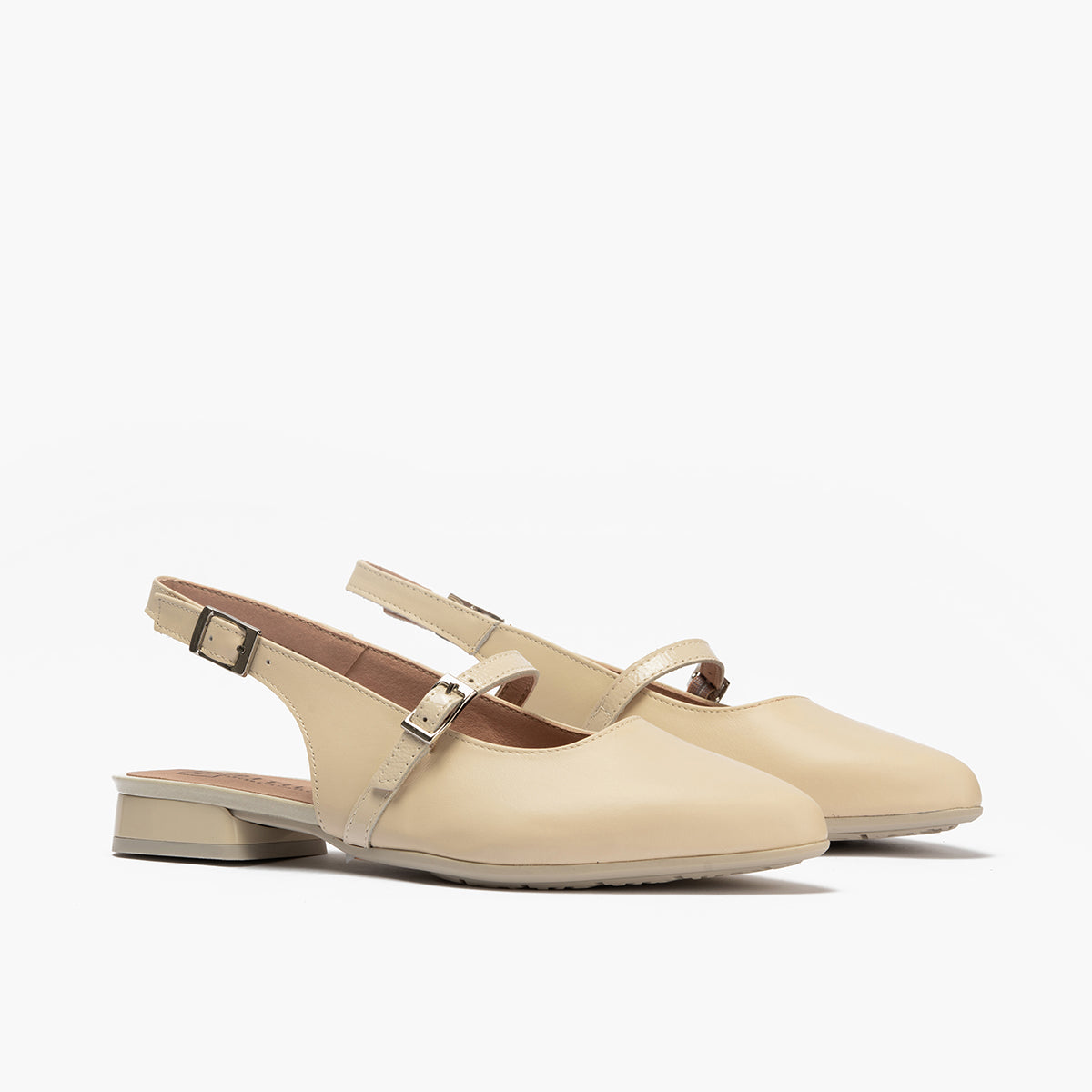 Bailarina con tacón bajo y punta fina Crema