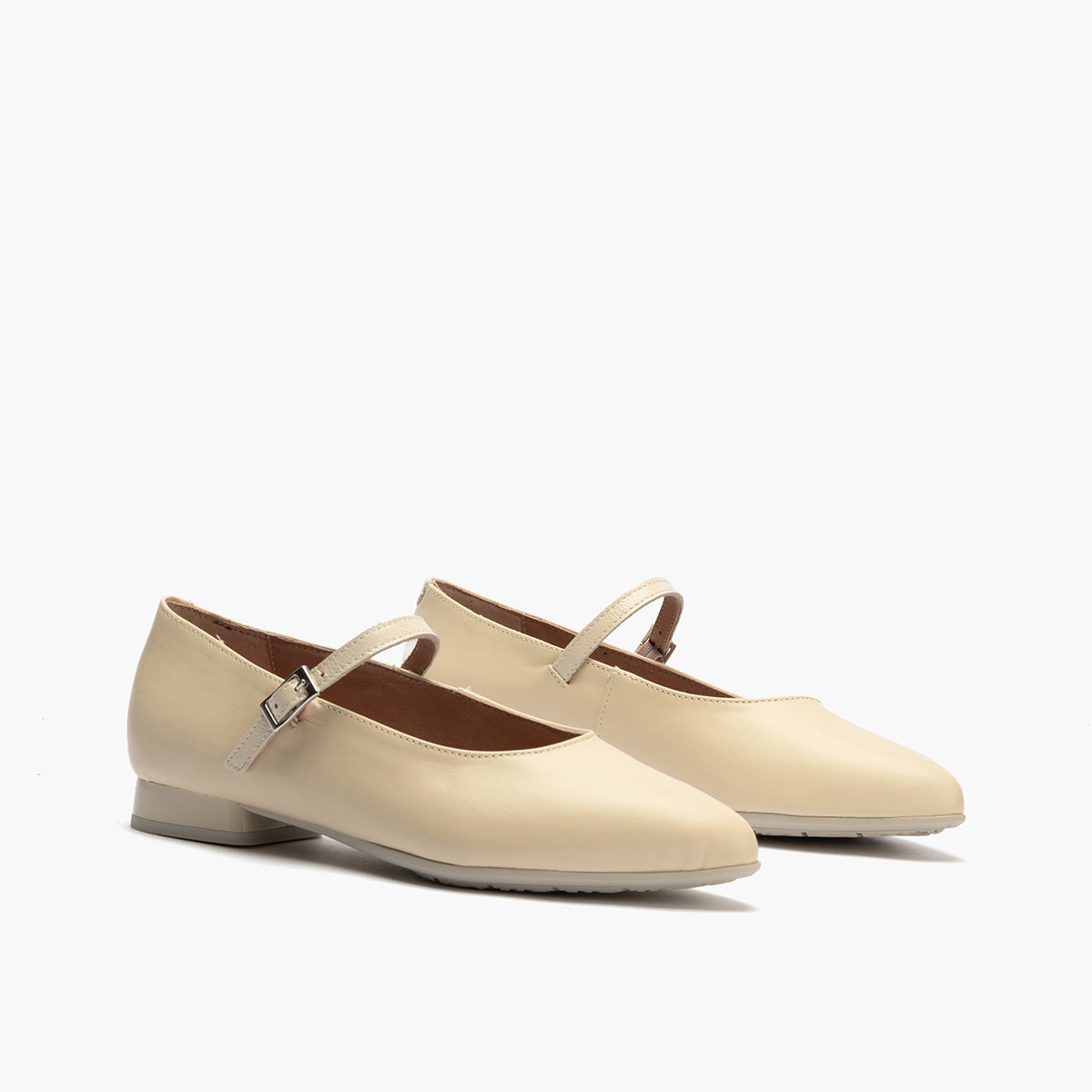 Bailarina mercedes con tacón bajo y punta fina Crema