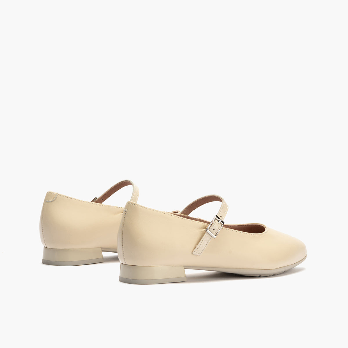 Bailarina mercedes con tacón bajo y punta fina Crema