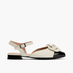 Bailarina con tacón bajo, punta fina, adorno floral y pulsera Negro