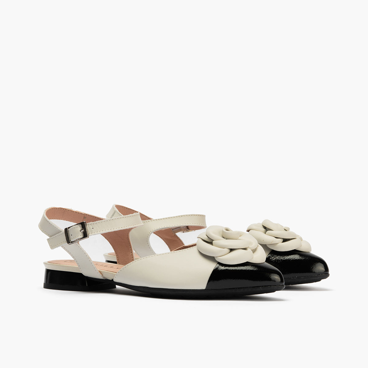 Bailarina con tacón bajo, punta fina, adorno floral y pulsera Negro