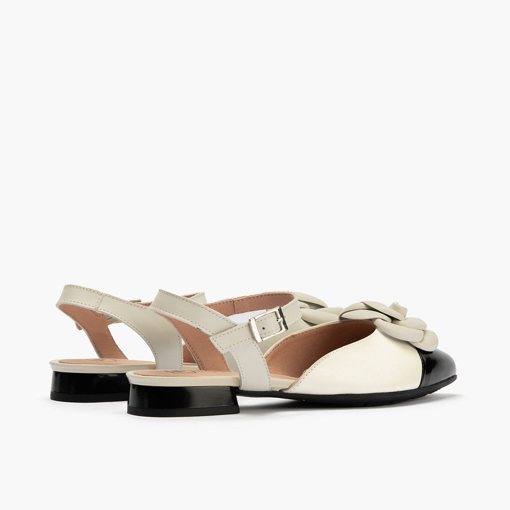 Bailarina con tacón bajo, punta fina, adorno floral y pulsera Negro