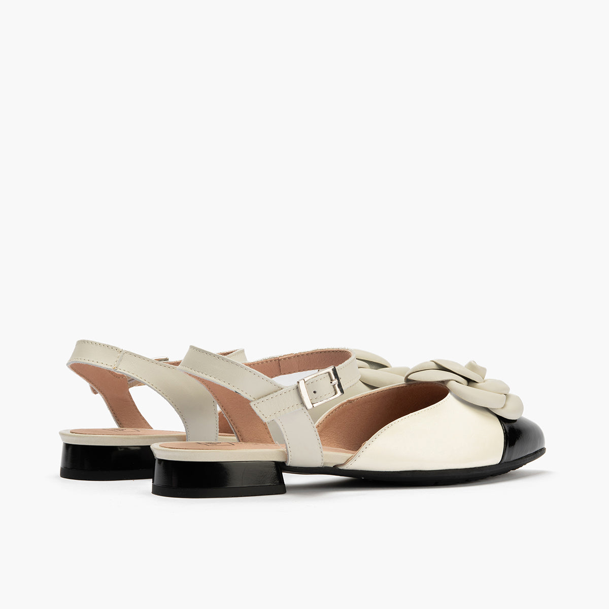 Bailarina con tacón bajo, punta fina, adorno floral y pulsera Negro