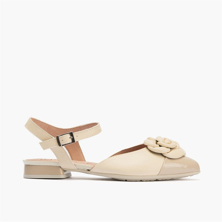 Bailarina con tacón bajo, punta fina, adorno floral y pulsera Piedra