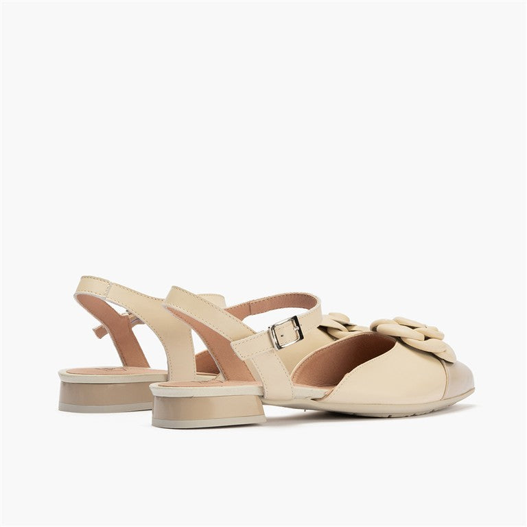 Bailarina con tacón bajo, punta fina, adorno floral y pulsera Piedra