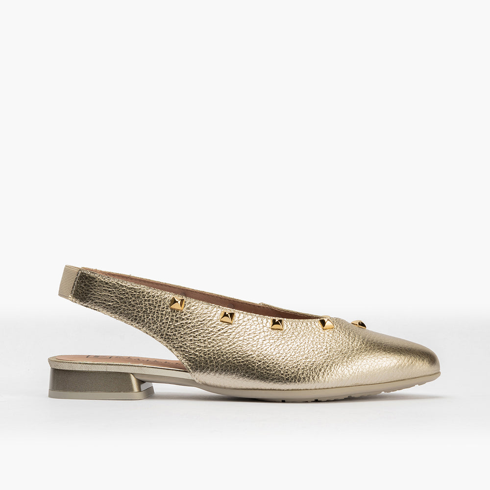 Bailarina con tacón bajo, punta fina y detalles metalizados Oro