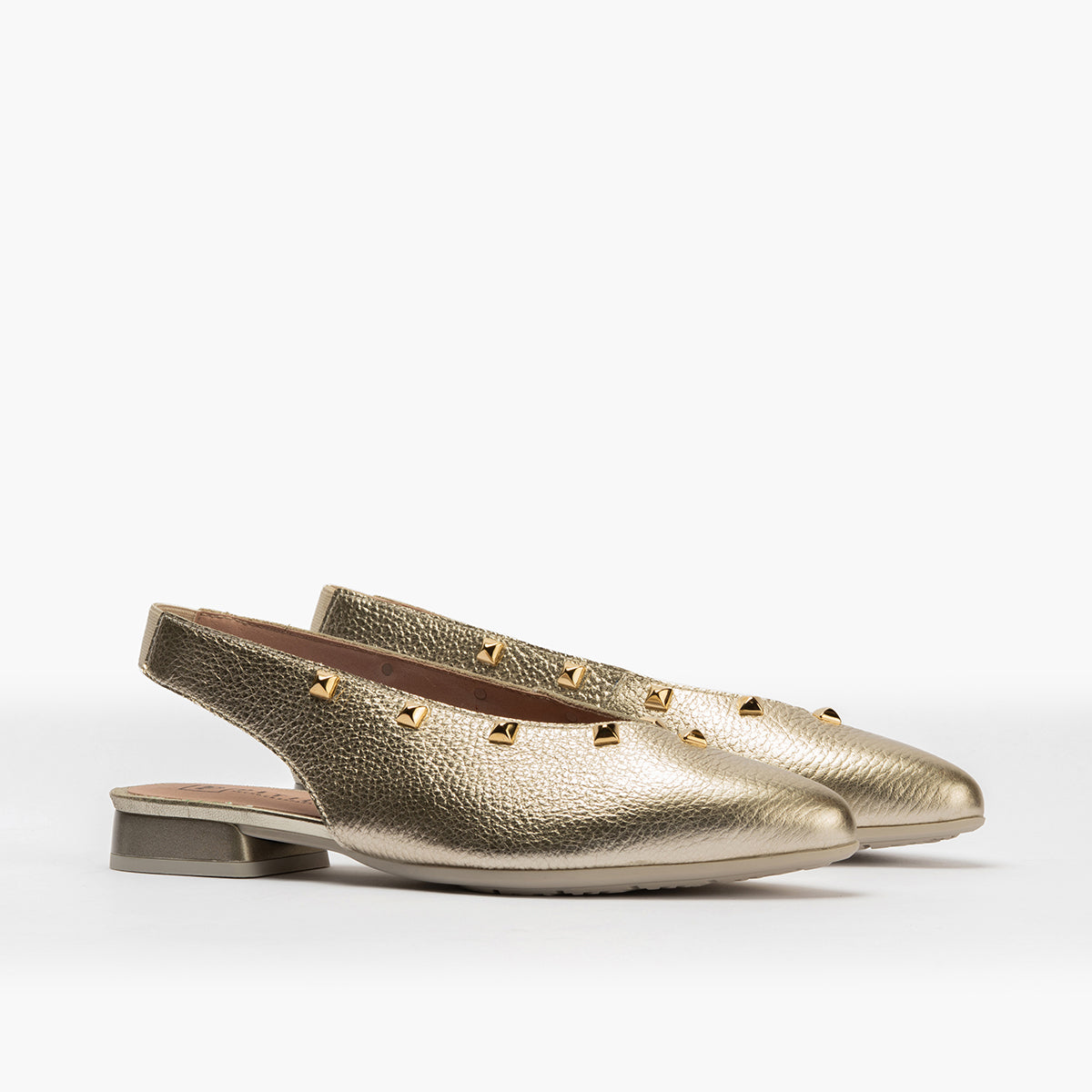Bailarina con tacón bajo, punta fina y detalles metalizados Oro
