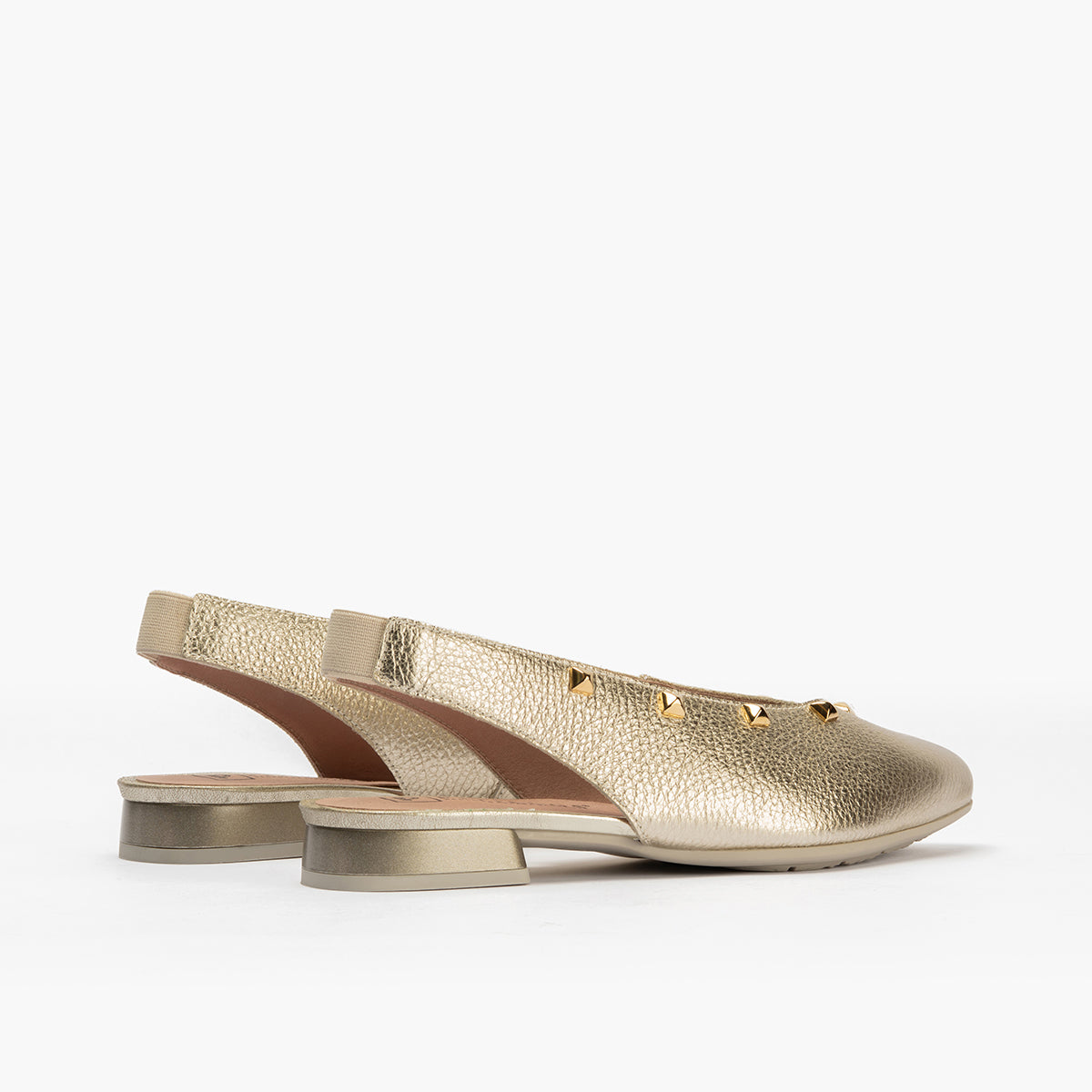 Bailarina con tacón bajo, punta fina y detalles metalizados Oro