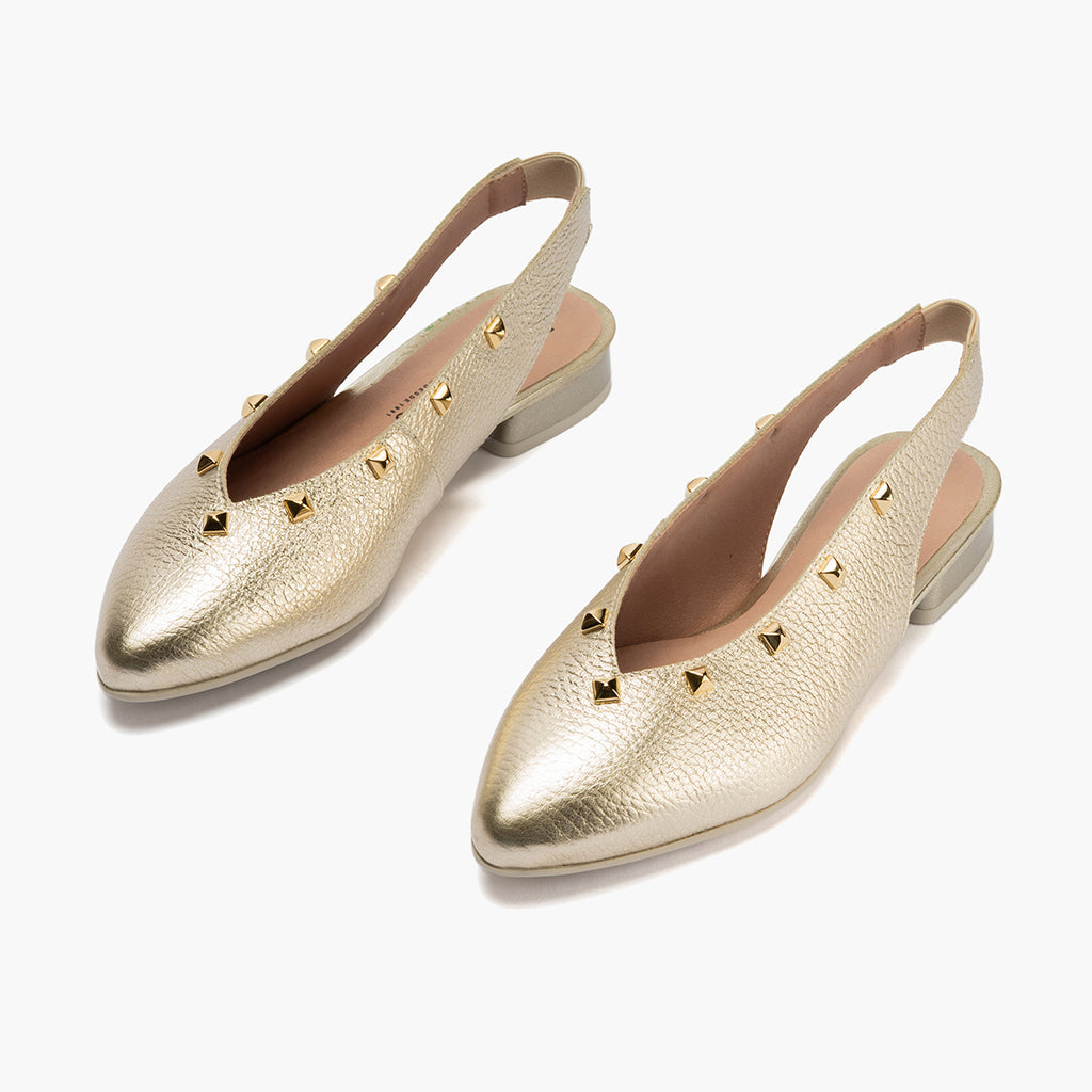Bailarina con tacón bajo, punta fina y detalles metalizados Oro
